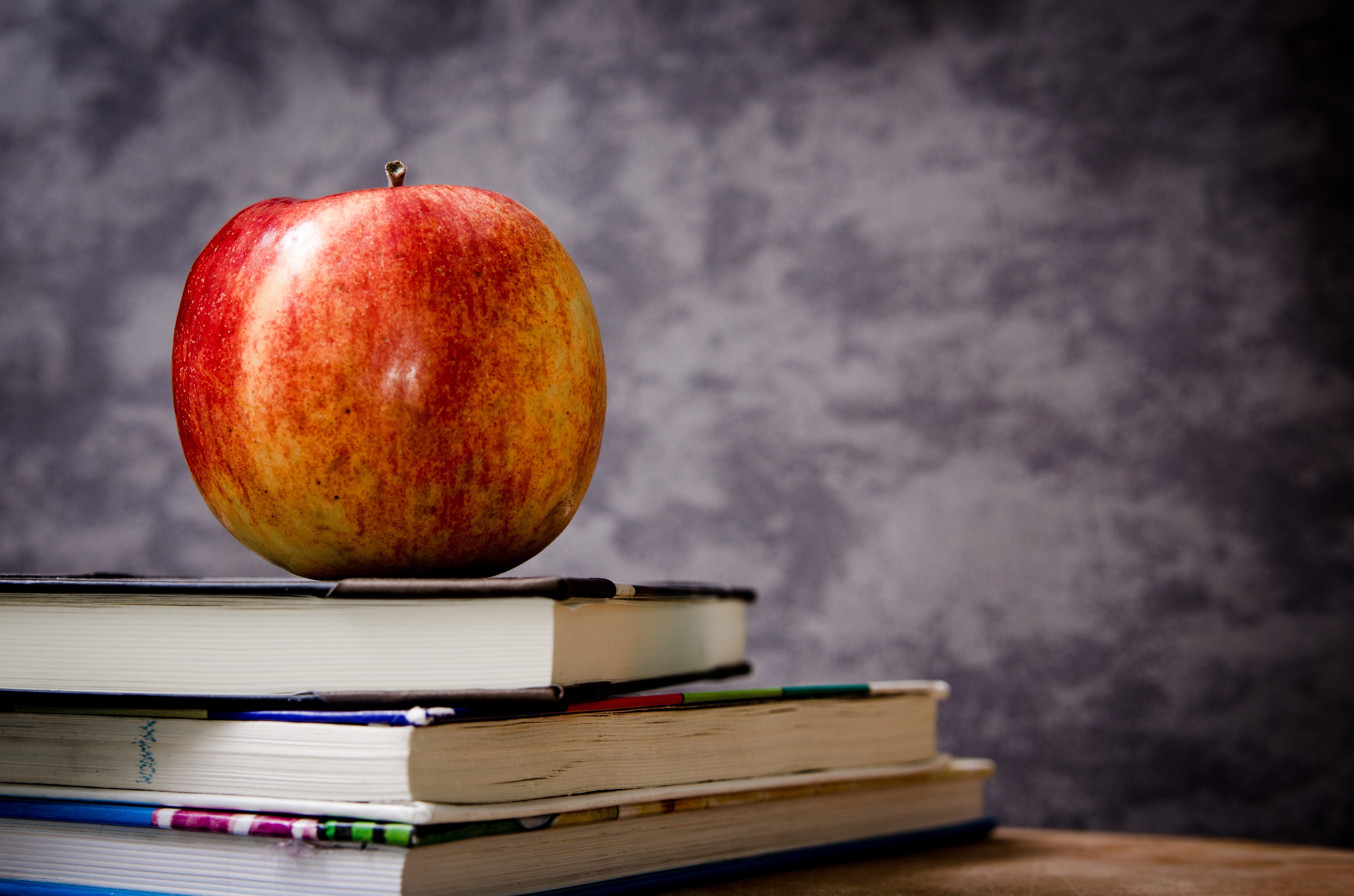 apple-blackboard-books-60583